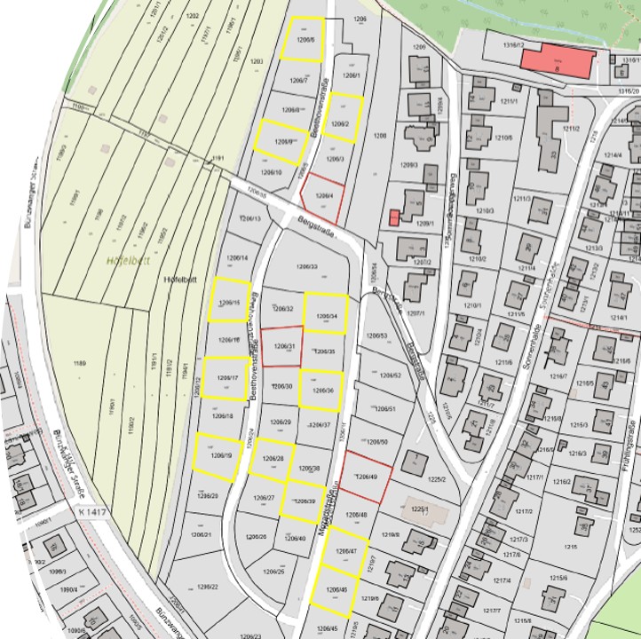 Ausschnitt eines Lageplans aus dem Geoinformationssystem mit Markierung von drei Bauplätzen (rote Markierung). Die Darstellung dient der allgemeinen Orientierung und hat keine rechtlich verbindliche Wirkung. Maßstäbe und Grenzen sind nur informativ dargestellt und können von späteren Planungen abweichen.