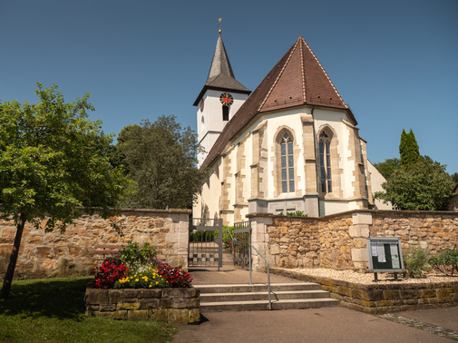 Johanneskirche mit Kirchenmauer
