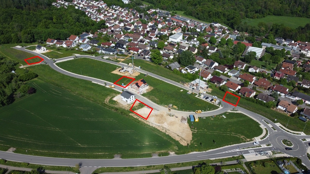 Drohnenaufnahme mit freihändiger Markierung von vier Bauplätzen – zur Veranschaulichung, ohne Gewähr auf Maßstab oder genaue Lage.