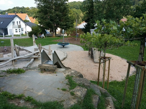 Bild: Am Spielplatz in der Schulstraße wurde die Rutsche beschattet