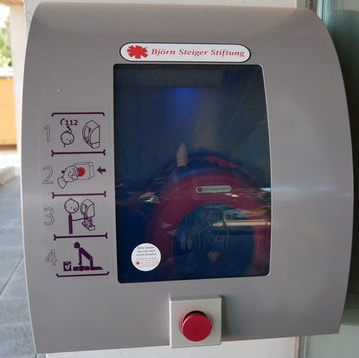 Bild: Defibrillator in einer Box