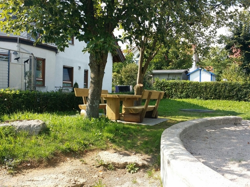 Bild: Am Spielplatz Fichtenweg gibt es jetzt eine Sitzgelegenheit