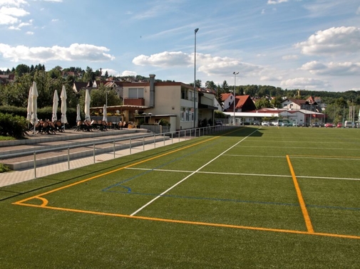 Kunstrasenspielfeld