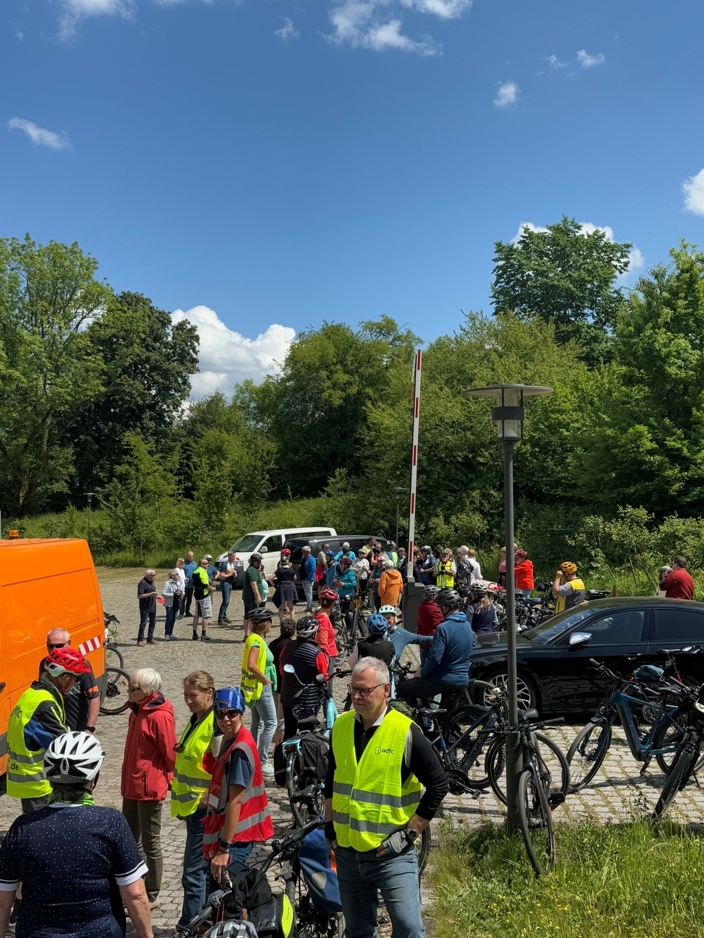 Bild der Radelnden beim Start in Uhingen