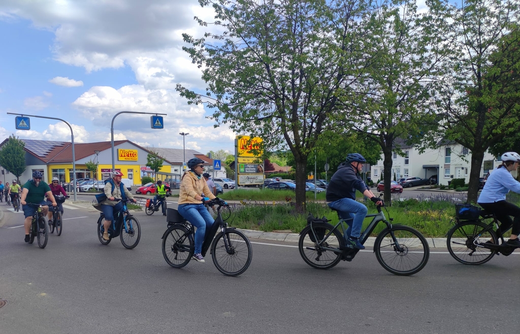 Foto von Radlern im Kreisverkehr in Hattenhofen